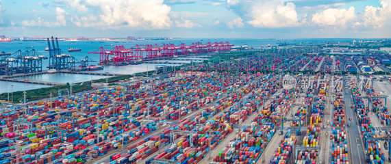 航拍上海集裝箱碼頭進(jìn)出口貿(mào)易港口